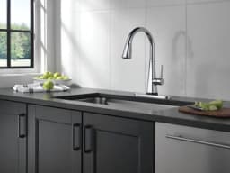 Lenta™ Single-Handle Pull-Down Kitchen Faucet With Touch2O