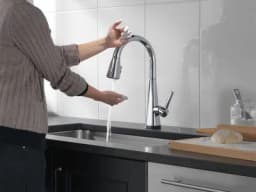 Lenta™ Single-Handle Pull-Down Kitchen Faucet With Touch2O