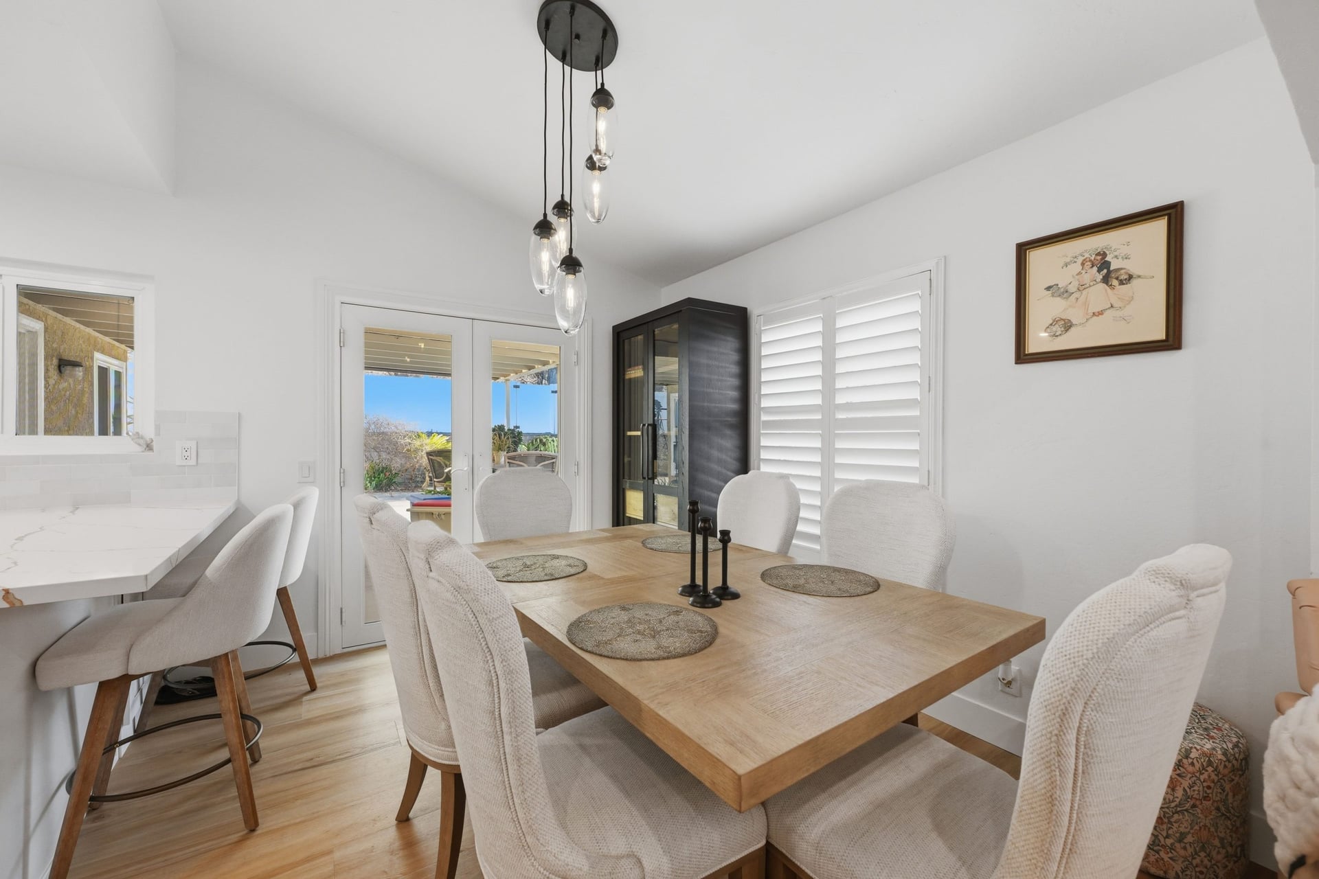 Donahue Drive - Dining Room & Breakfast Bar