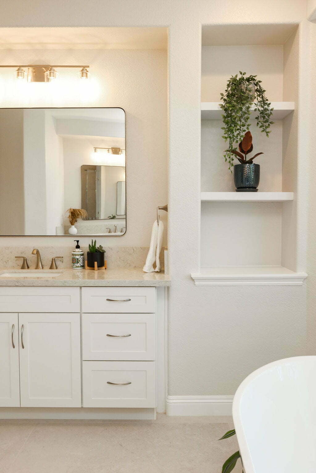 Contemporary Primary Bathroom – Carlsbad