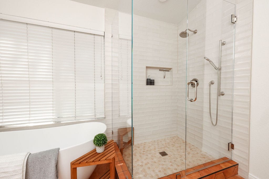 Contemporary Spanish Main Bathroom Space